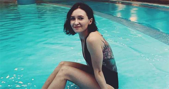 这位乌克兰的甜美女公务员发文抱怨自慰棒坏掉，竟被网路霸凌。（图／翻摄自angie_badmama IG）