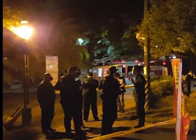 高雄大树区醮伯公祠7日傍晚发生命案，警方获报到场拉起封锁线。（翻摄照片／林瑞益高雄传真）