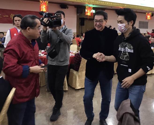 费鸿泰邀蒋万安参加山东同会春节团拜。(费鸿泰提供)  