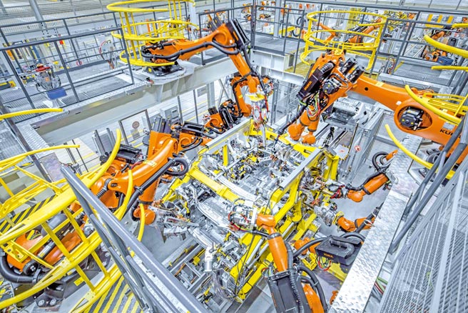 机械手臂在进行车身制造。图／新华社