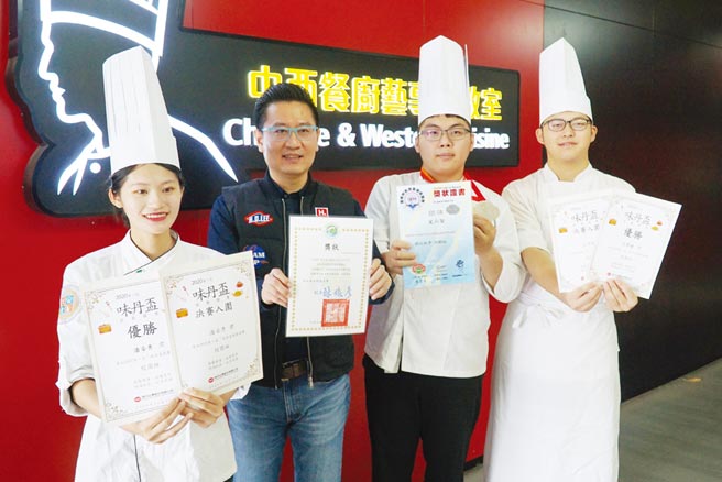 大叶大学餐旅系彭建治老师（左二）指导学生参加厨艺赛获奖。图／大叶大学提供