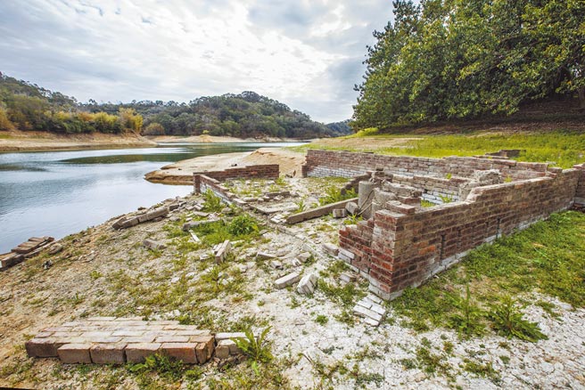 新竹科学园区主要水源宝山水库蓄水量屡创新低，6日拍摄时，连早年淹没的旧民宅都已露出。（罗浚滨摄）