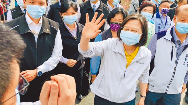 蔡英文总统本月6日参加彰化县民进党党务座谈，与会人士提议，将乡镇首长改为官派，对此蔡英文则表示，将交付行政院研议、按程序来办理。图为同日蔡英文总统至员林大饶香山寺向观音佛祖参香祈福时，挥手向民眾致意。（谢琼云摄）