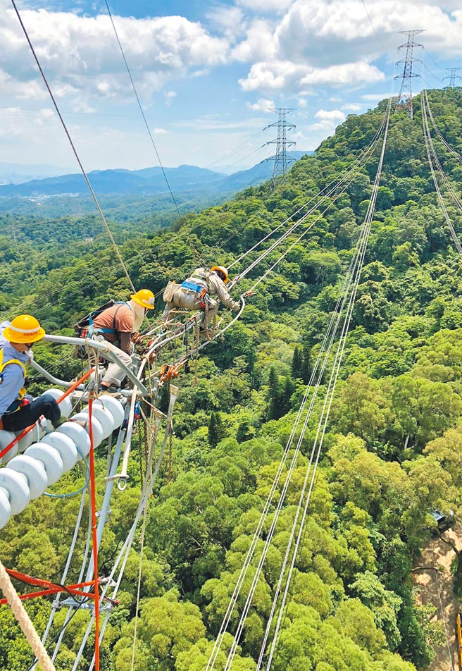 第一超高壓輸電線路耗時18年，台電人員在數十公尺高空完成艱鉅工程。（台電提供／呂筱蟬桃園傳真）