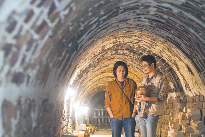 匠生活独家行程南投添兴窑，让旅客体验捏陶。（飞亚旅行社提供／潘千诗台北传真）