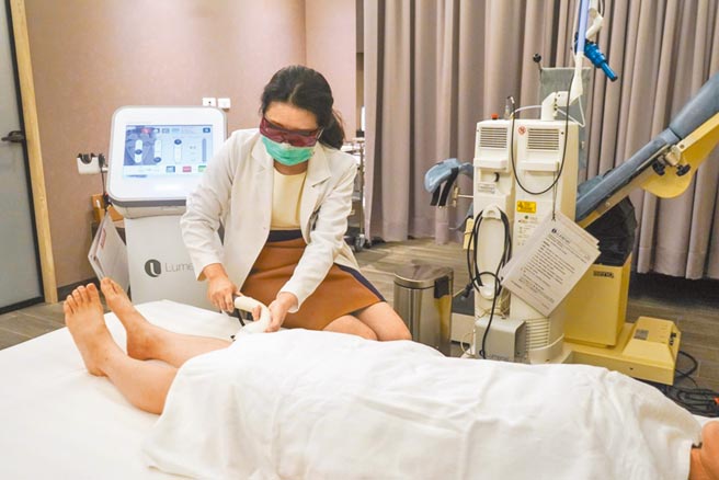 婦產科醫師楊世瑜表示，陰道鬆弛除了運動，也可透過雷射改善，但最重要還是訓練骨盆底肌肉。（鄭郁蓁攝）