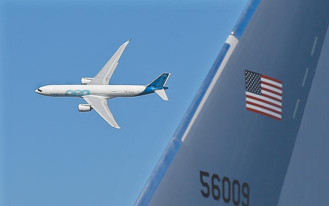 歐盟和美國5日同意暫停因為空巴、波音補貼而互徵115億美元報復性關稅的措施，為期4個月，接下來將進一步達成全面持久的解決方案，為期17年的飛機補貼大戰可望落幕。（美聯社）