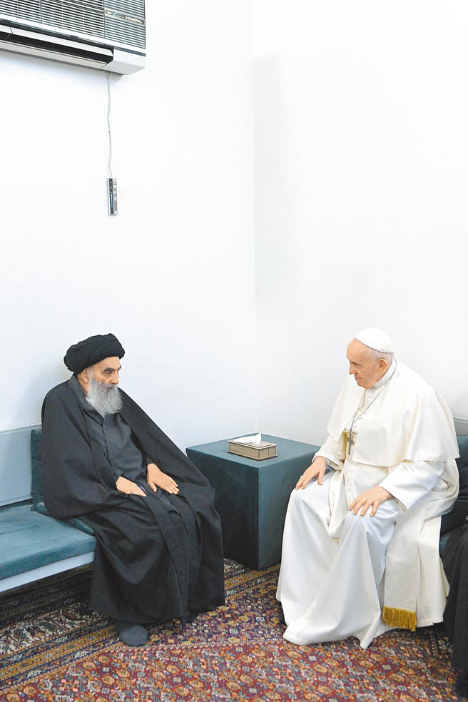 历史性的对话！84岁的天主教教宗方济各（右）昨日与高龄90岁的伊拉克伊斯兰什叶派最高宗教领袖希斯塔尼（左）举行历史性会晤，以此向伊拉克各信仰群体传递出和平共处的重要讯息。 （路透）