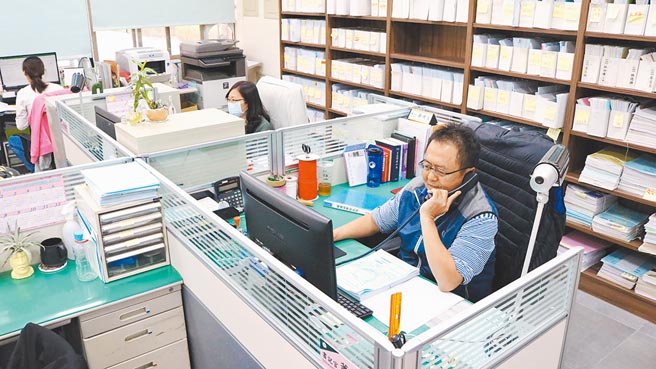 行政执行署屏东分署书记官萧砚文投身行政执行工作20年，看尽弱势挣扎热心出手相助。（屏东分署提供）