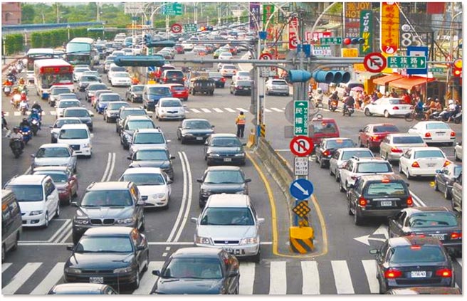 台2線經常塞到爆，新北市政府盼中央盡速核定淡北道路建設計畫。（新北市工務局提供／葉德正新北傳真）