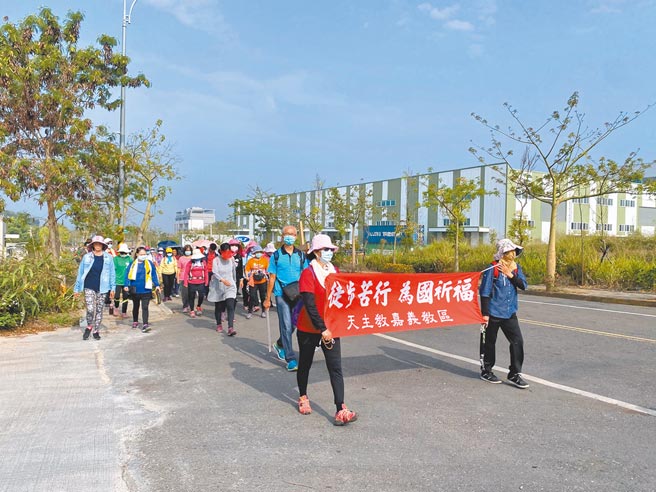 6日上午上百名天主教徒静默祈祷，从嘉义县大林镇走到梅山乡共9公里，沿路更捡垃圾净街。（张亦惠摄）