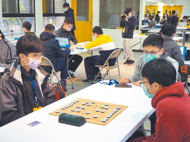 今年的梅竹賽冷清許多，6日登場的棋藝賽是唯二的2場正式賽，選手們不受退賽影響，全力以赴。（陳育賢攝）