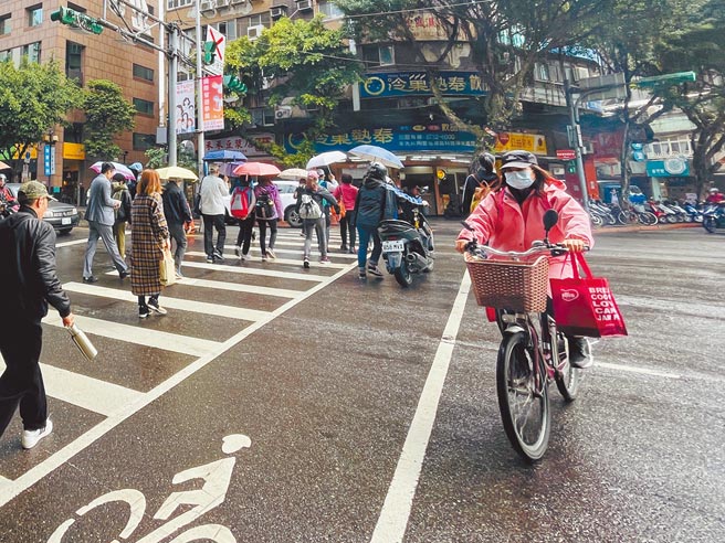 台北市自行車交通事故及受傷人數逐年攀升，有議員建議市府應比照汽機車要求單車懸掛車牌管理。（吳康瑋攝）