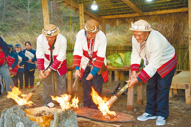 全国原住民族运动会19日将在宜兰登场，筹备处6日清晨在思源垭口以传统的「打火石取火」方式引燃圣火。（宜兰县政府提供／胡健森宜兰传真）