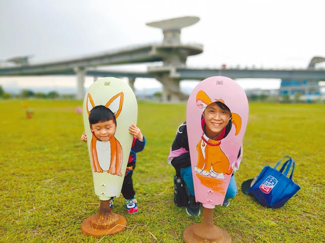 艺术家郑炳和在新北市三重区新北大都会公园推出回收物静态展，把废材变成装置艺术，广受大小朋友欢迎。（新北市高滩处提供／戴上容新北传真）