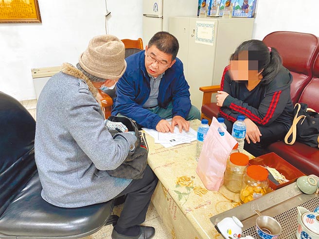 基隆市警察局第一分局第3组长许耀彬（中），协助15年前在屏东县枋山乡海岸被发现的无名女尸返家。（基隆市警察局提供／吴康玮基隆传真）