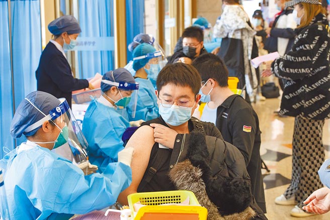 中国疾病预防控制中心主任高福预估，大陆最快明年中疫苗接种率能达7至8成。图为北京清华大学3日接种新冠疫苗。（中新社）