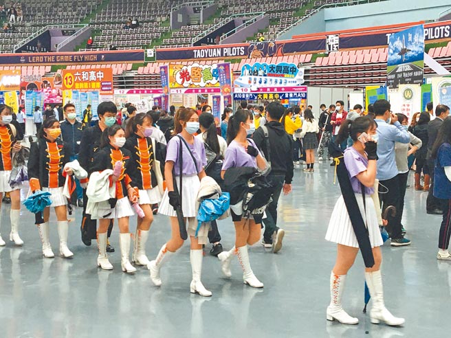桃园市高中职博览会6、7日在桃园市立综合体育馆展开，吸引不少学子参观，桃园市教育局也提醒与会学子要做好防疫措施。（赖佑维摄）