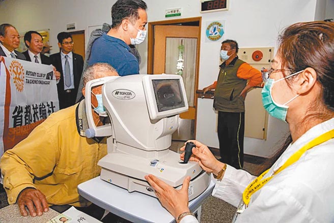 为解决南投偏乡的医疗量能不足，投县府卫生局戮力推行走动式巡诊。（南投县政府提供／黄立杰南投传真）