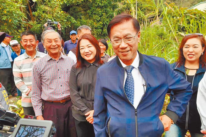 國姓鄉南港村基寮坪土石成災，南投縣長林明溱（右2）和立委馬文君（右3）前往會勘，承諾縣府將編預算改善。（馬文君服務處提供／黃立杰南投傳真）