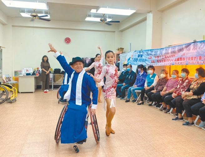 嘉义县首开轮椅体育舞蹈活力养成班，轮椅舞者及在地舞者精彩的国标舞演出让现场长辈直呼过瘾。（张亦惠摄）