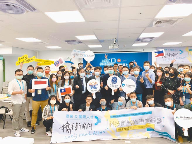 高市經發局首創由地方政府整合各大學開辦「科技創業與事業經營─對接南向市場」碩士學分班課程，6日該班開課，有44名學子參與。（柯宗緯攝）