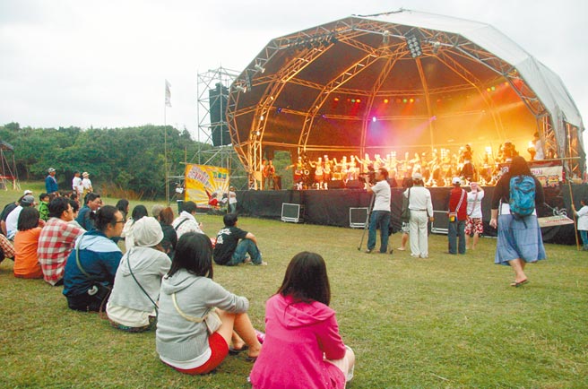屏東縣政府今年4月2日、3日將在墾丁大灣舉辦「台灣祭」音樂季，找回獨立音樂迷的音樂魂。圖為墾丁春吶。（本報資料照片）