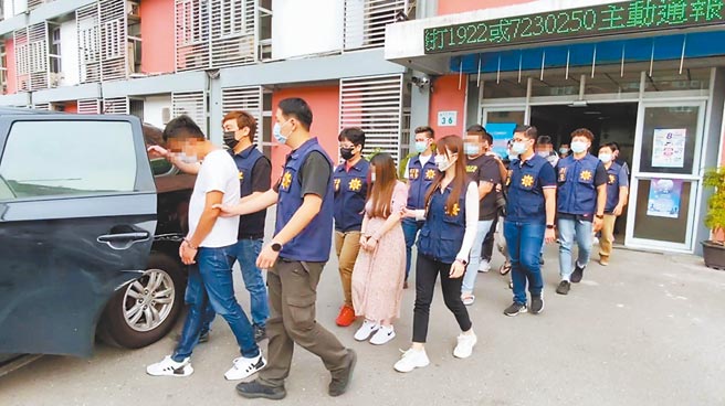 高雄警方破获以黎姓嫌犯为首的暴力讨债集团，将11人移送法办。（凤山警分局提供／柯宗纬高雄传真）