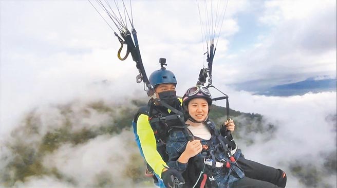 黃姓女子在台東鹿野空中翱翔時，不曉得在陸地上等待她的，將是一場浪漫求婚記。（台東翱翔企業社提供／蔡旻妤台東傳真）