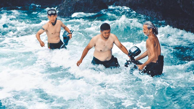 袁绪虎（右）与工作人员下水拍摄。（摘自脸书）