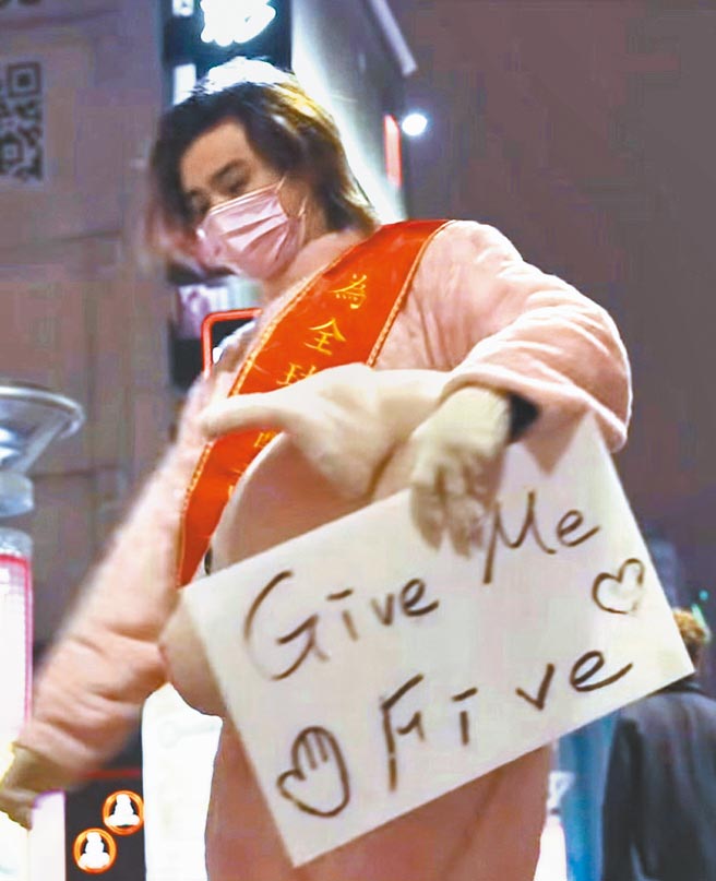 罗志祥日前套上小猪人偶装，在路上与民眾击掌替医护人员打气。（摘自YouTube）