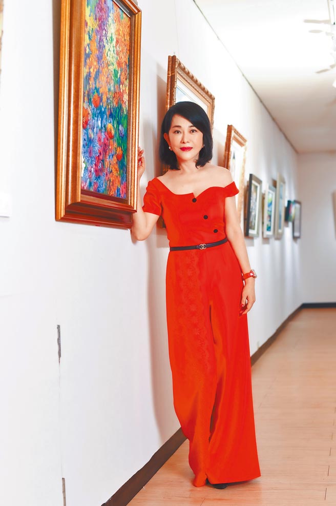 邱于庭保养得宜，昨在画展上举手投足高贵优雅。（卢祎祺摄）