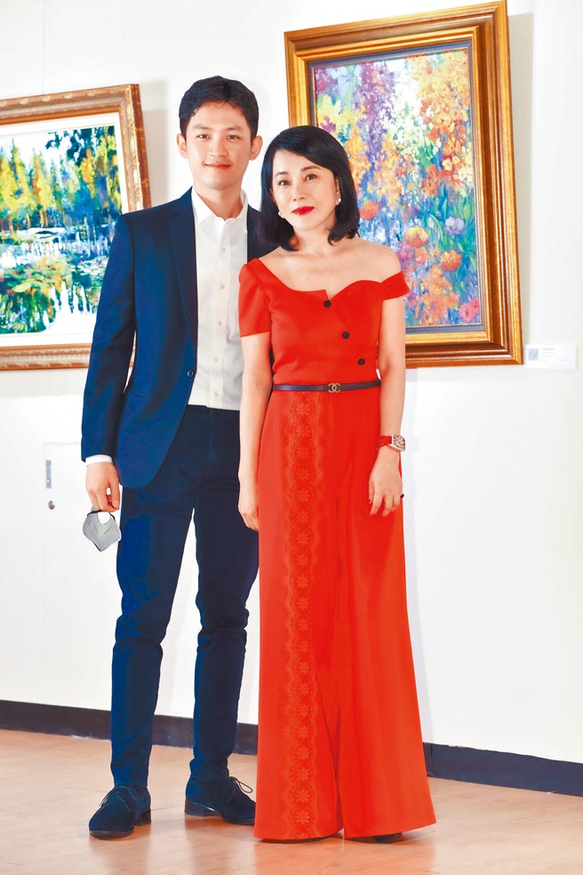 邱于庭昨展出画作，儿子John（左）出席力挺。（卢祎祺摄）
