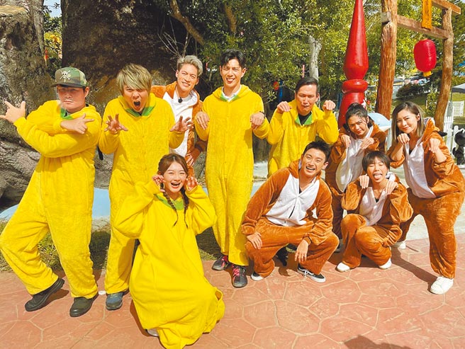 孫協志（左起）、王仁甫、PinkFun珮含、許孟哲、祖雄、Eason黃尹宣、應蔚民在《飢餓遊戲》中穿上狗狗布偶裝比賽。（中視提供）