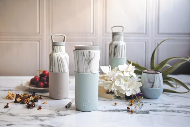 京站独家开幕HYDY bottle，31日前买大理石两用杯系列即赠泡茶器，每日前30位消费赠折迭购物袋。（京站提供）