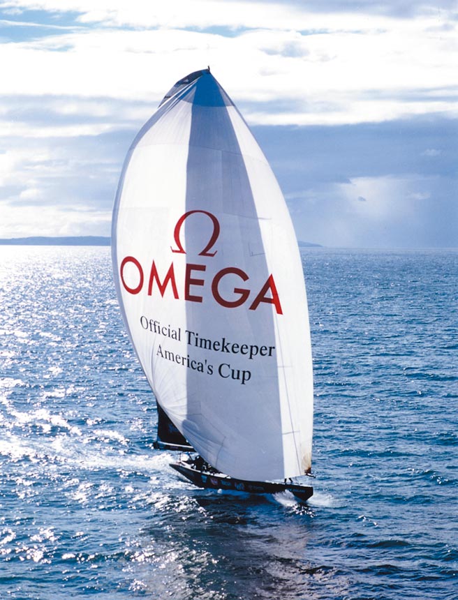 欧米茄与美洲杯帆船赛联名推出海马潜水300米美洲杯计时码表，以蓝白红为主题色调，33万6000元。（OMEGA提供）