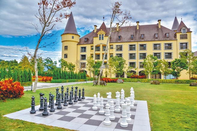 瑞穗天合国际观光酒店打造如《后翼弃兵》巨型西洋棋的花园景观。（瑞穗天合国际观光酒店提供）