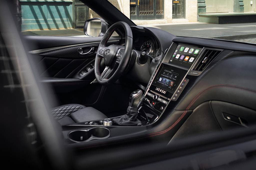 Q50 300GT全車系標配Apple CarPlay & Android Auto整合系統，透過雙螢幕主控台、方向盤按鍵和語音控制，輕鬆整合多項智慧型手機功能。