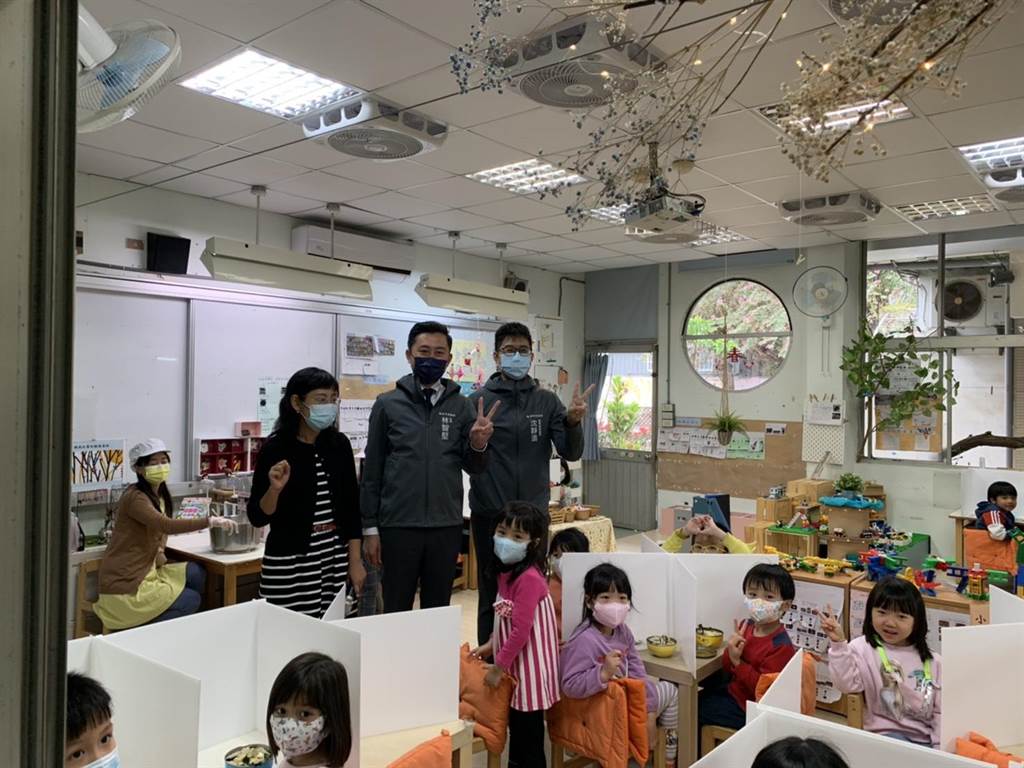 新竹市政府特別打造幼兒版防疫隔板，8日起提供全市公私立161所幼兒園使用，讓幼兒用餐更安全。（陳育賢攝）