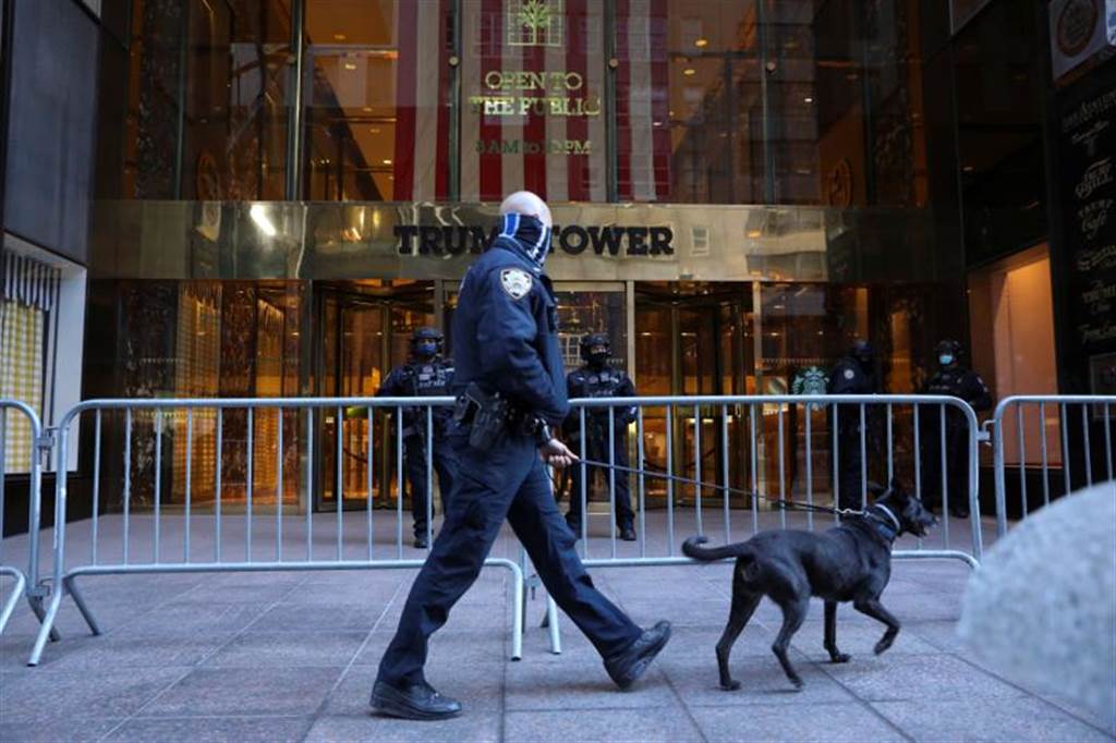 前美国总统川普7日返回家乡纽约。位在纽约市曼哈顿第五大道的川普大厦，警方加派人员巡逻。（路透）(photo:ChinaTimes)