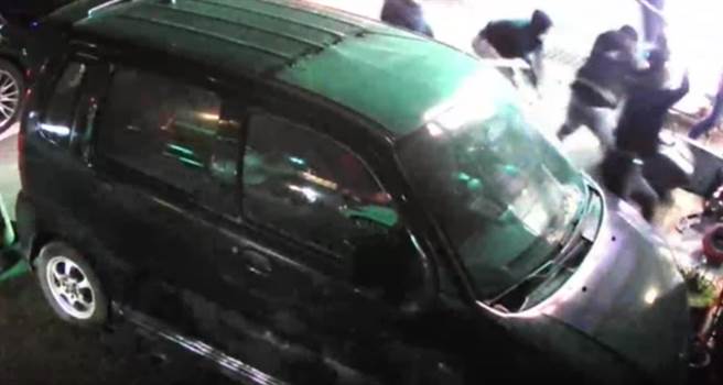 一群恶煞衝进店家顿时间枪声大作并持棍棒猛砸。(翻摄照片／吕筱蝉桃园传真)