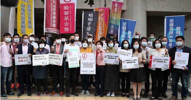 民进党主打「18岁公民权」修宪案并预定在2022选举时一併举办公投复决，被外界批评是绑定年轻选票以拉抬选情。（图／报系资料照）