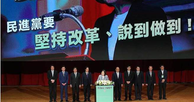 总统蔡英文去年七月在民进党全国党代表大会上宣示，要珍惜宪法时刻，优先推动「18岁公民权」与「废考监」修宪。（图／报系资料照）