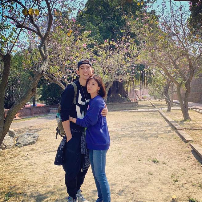 賈靜雯大方曬夫妻合照。（圖／取材自賈靜雯AlyssaChia臉書）