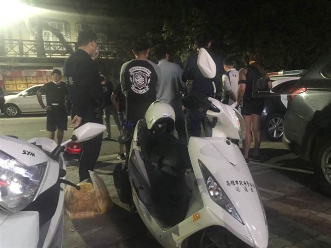 受害者家属8日凌晨聚集在九曲派出所外，要求警方交出凶嫌的线索。（林瑞益摄）