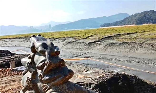 日月潭蓄水量拉紧报，九蛙迭像因水位太低露出。（图／日管处提供）
