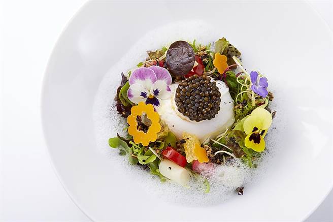 〈盐之华〉主厨黎俞君以白芦笋入馔作的「_鱼子酱水波蛋春蔬沙拉」，形色似一微型小花园。（图／盐之华法式餐厅）