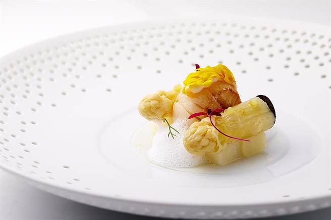 被帕玛森乳沬覆盖的「煎干贝」，表面焦香、肉质马柔细鲜甜。（图／盐之华法式餐厅）