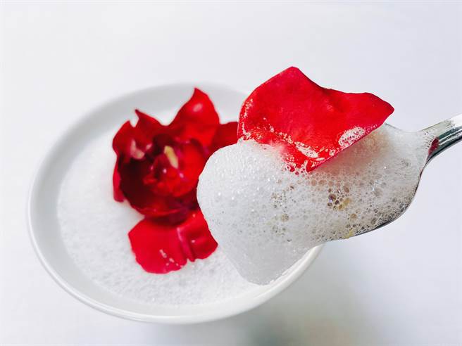 .以玫瑰花瓣点缀的「柠檬玫瑰泡泡与白芦笋浓汤」，乳脂含量不高，所以可清楚表现白芦笋风味特色。（图／盐之华法式餐厅）