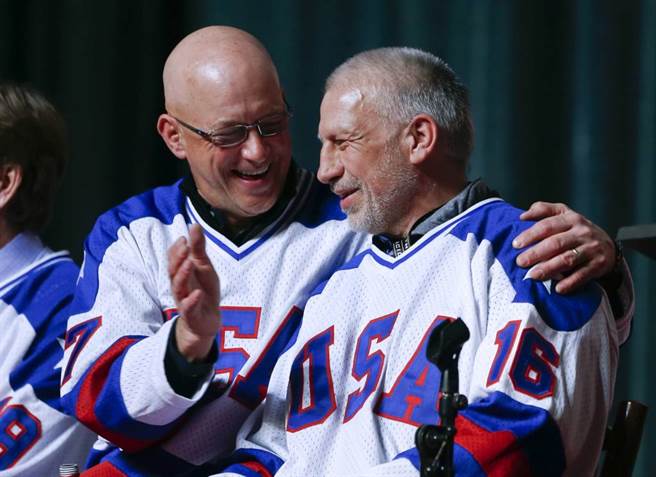 美國冰球英雄帕維里奇(右)於今年3月去世，死因為自我造成的缺氧。（美聯社資料照）